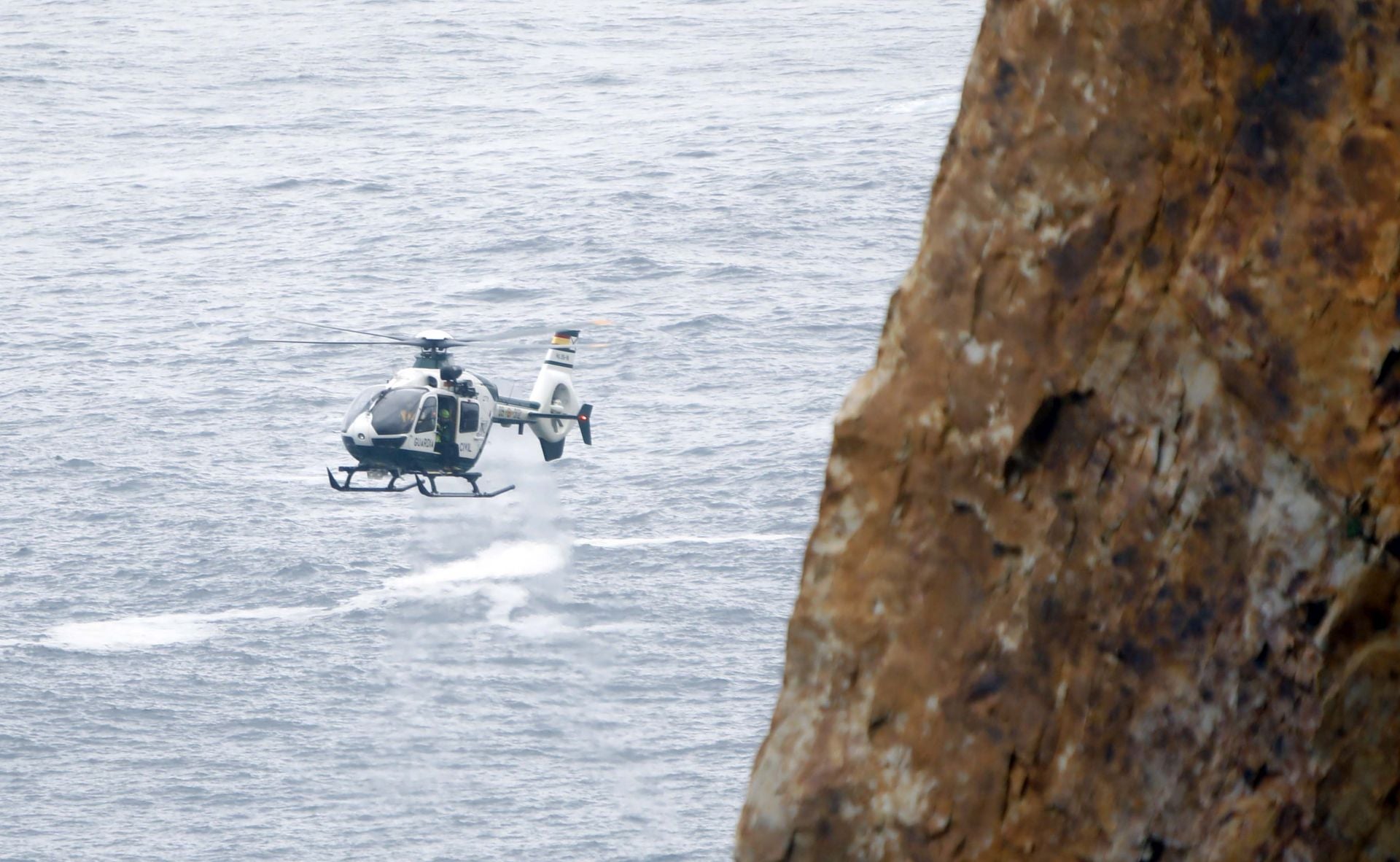 Por tierra, mar y aire: continúa la búsqueda en el Cabo Peñas de la desaparecida de 33 años