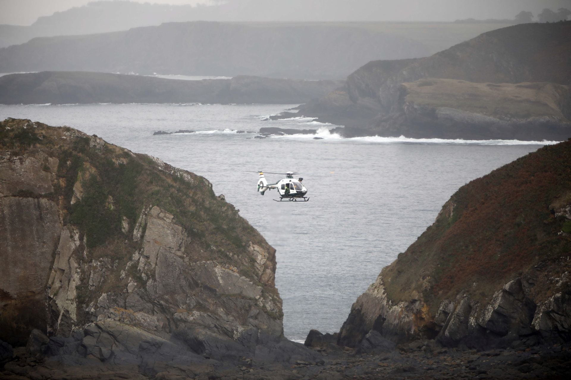Por tierra, mar y aire: continúa la búsqueda en el Cabo Peñas de la desaparecida de 33 años