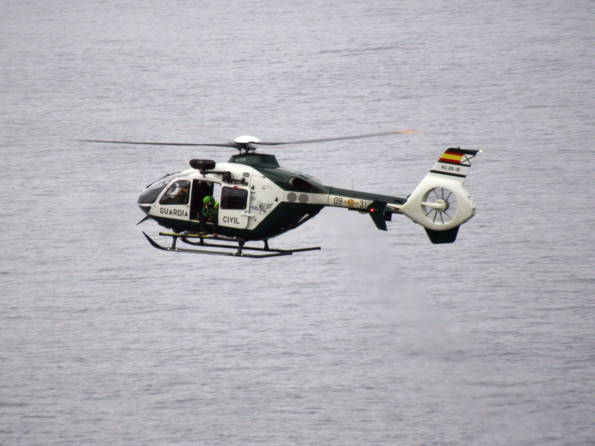 Por tierra, mar y aire: continúa la búsqueda en el Cabo Peñas de la desaparecida de 33 años
