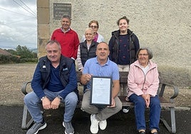 Vecinos de Corripos con el título honorífico de socio de honor de la fiestas, que otorgaron en 2001, al entonces Príncipe de Asturias.