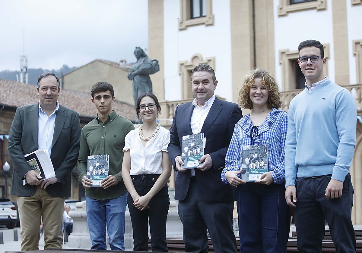 El alcalde Alejandro Vega junto a los investigadores Carlos Otero, Zeynep Sezin, Luis Benito García, Lua Woodward y Óscar Vigón.
