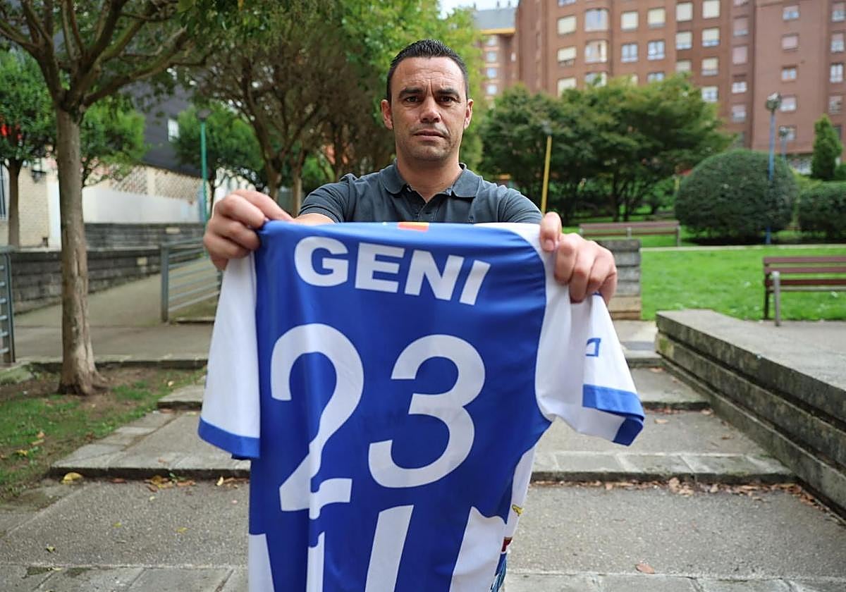 Geni, con la camiseta con la que marcó dos goles con el Real Avilés en el Ruta de la Plata frente al Zamora en 2012.