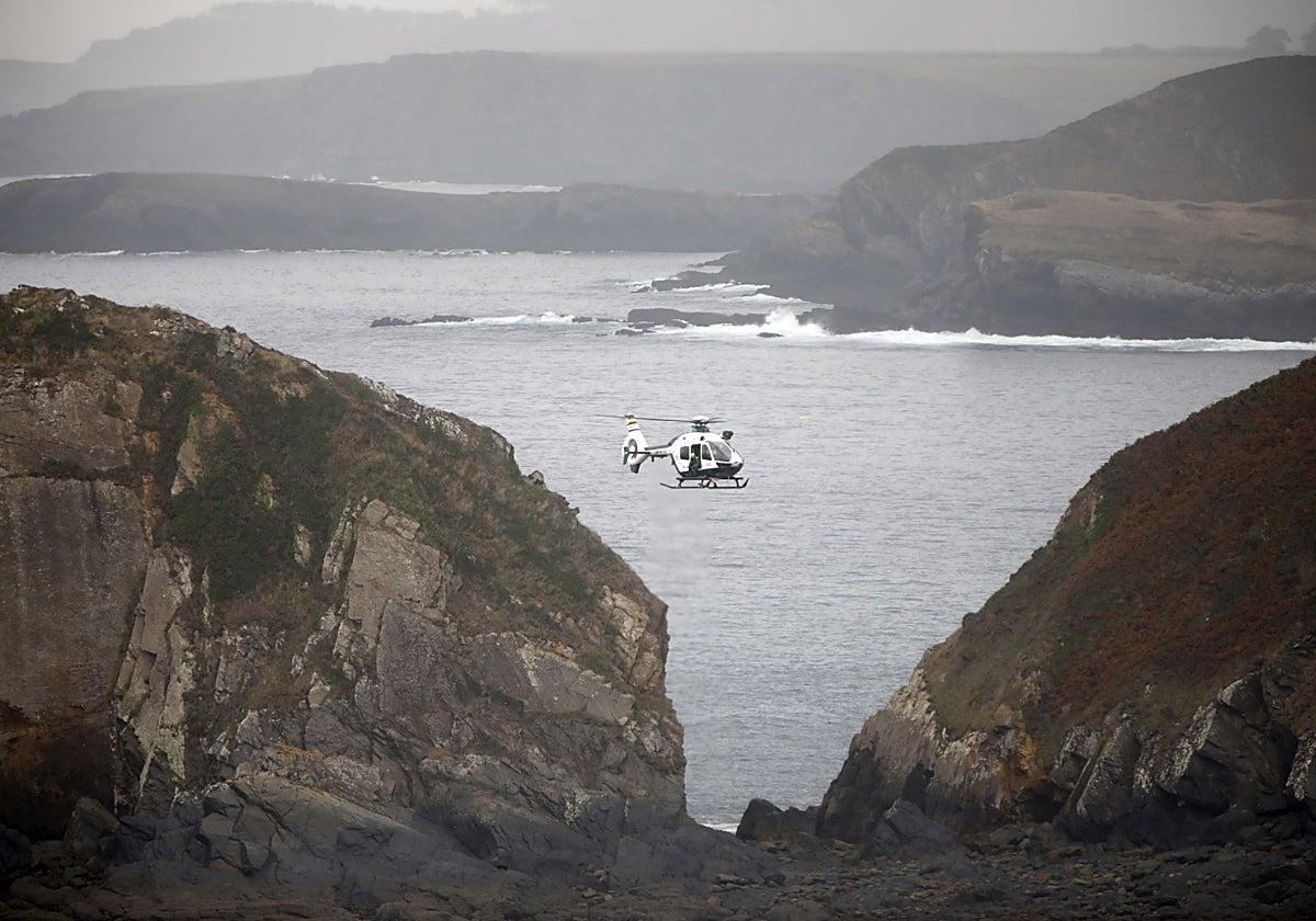 Helicóptero de la Guardia Civil durante la búsqueda hoy en el Cabo Peñas.