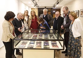 Familiares y amigos del antiguo jefe de la Policía Local, Isidoro Cortina, ante la muestra de su colección de discos en la bilioteca Jovellanos