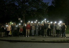 La luz de las linternas de decenas de móviles iluminaron el parque Julián Besteiro.