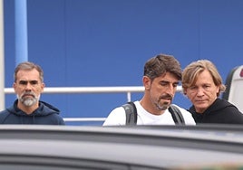Veljko Paunovic, exentrenador del Real Oviedo, junto a Nuno Gomes y Claudio Arzeno, esta mañana en El Requexón.