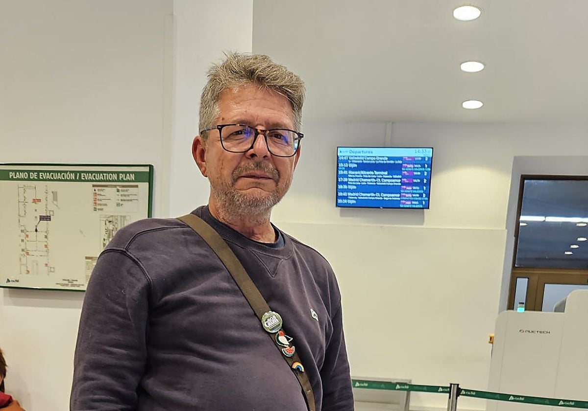 Rubén Herrero, a punto de coger el AVE para asistir al acto oficial del Día Mundial de la Salud Mental que se celebra en Madrid con la Reina Letizia y en el que representa a la asociación Afesa Asturias.