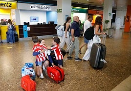 Viajeros en la zona de llegadas del aeropuerto de Asturias.
