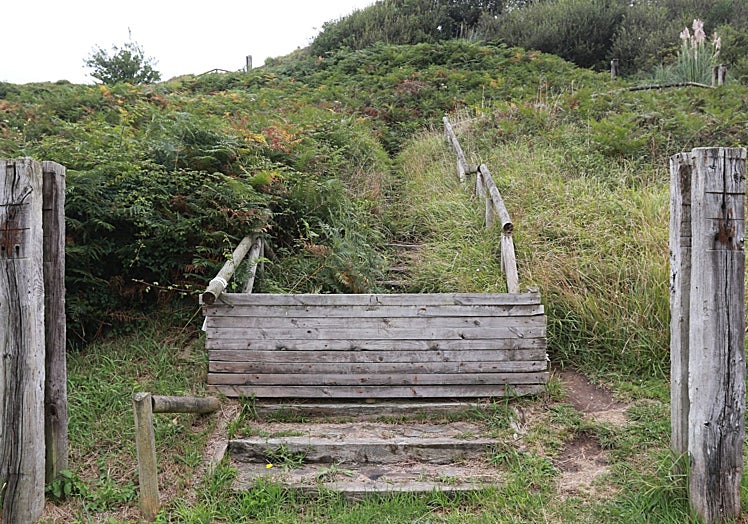 Tramo de escaleras inutilizado que se desmontará y se rellenará con tierra.