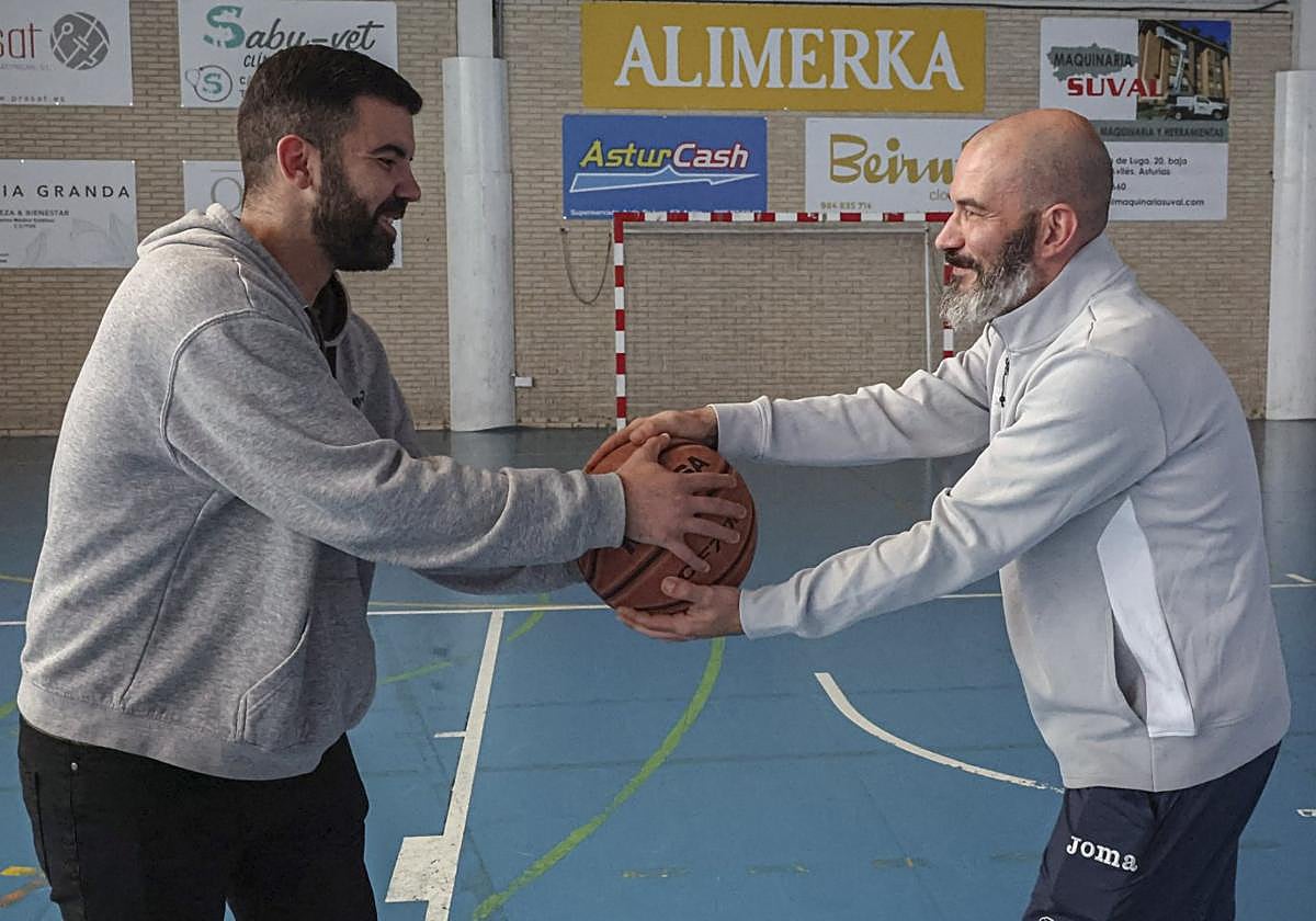 Carlos Galán y Carlos Fernández 'pugnan' por llevarse el balón en la víspera del derbi de esta tarde.