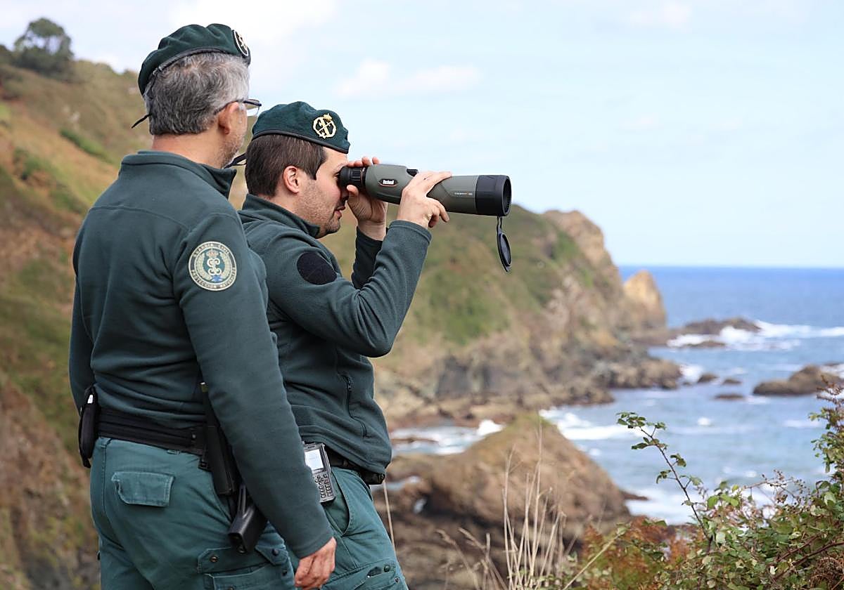 Agentes de la Guardia Civil, durante la búsqueda de la mujer desaparecida en el Cabo Peñas.