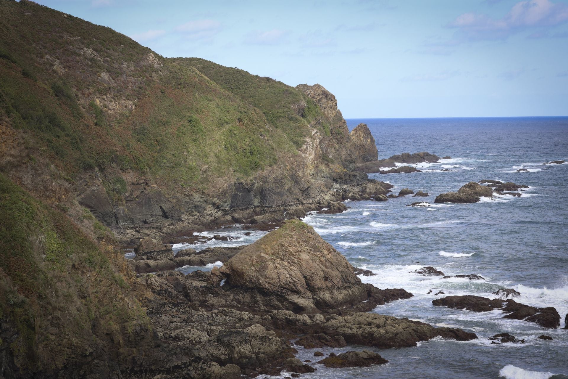 El estado del mar complica la búsqueda de la mujer desaparecida en el Cabo Peñas