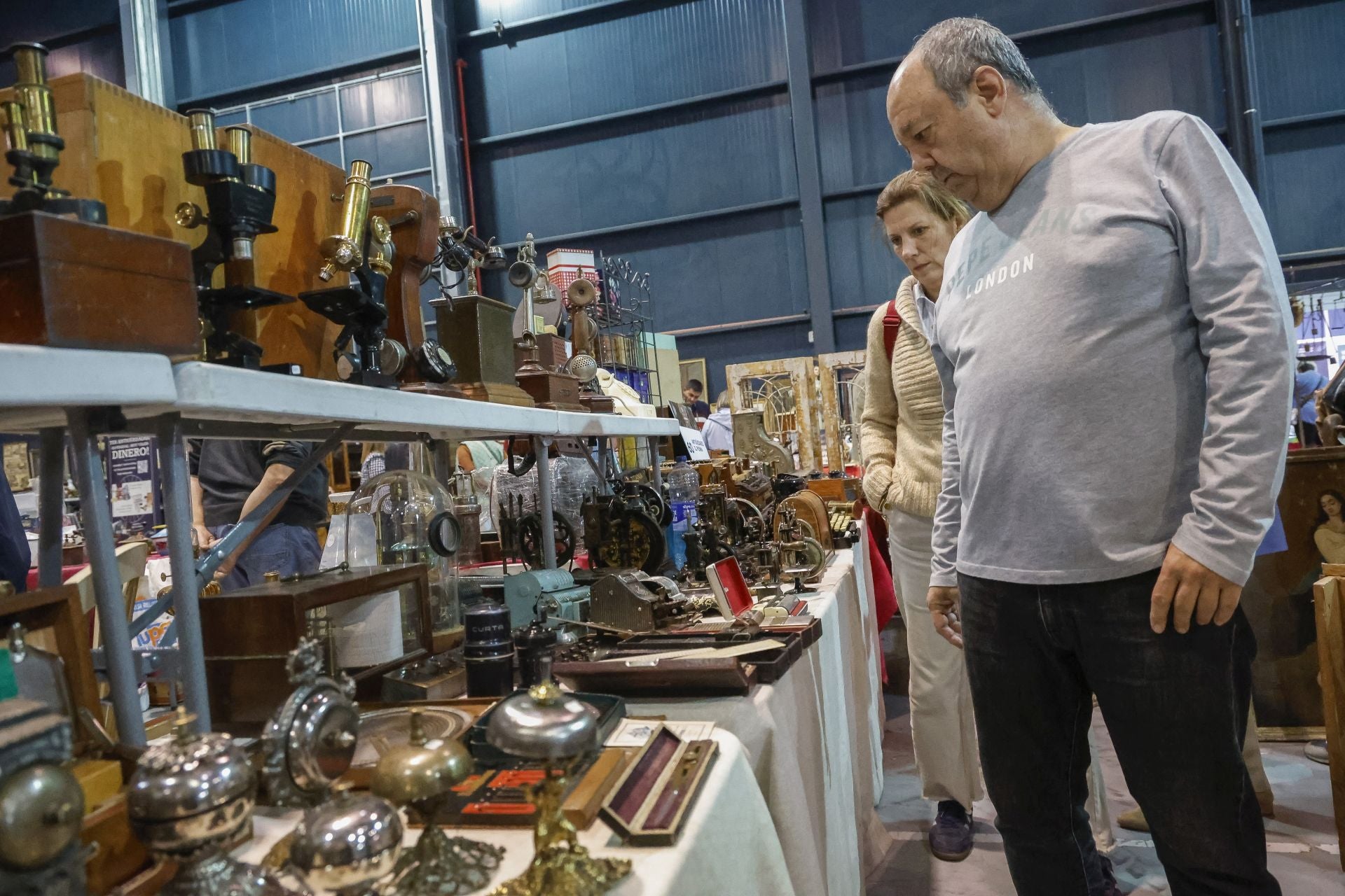 Los objetos más curiosos de la Feria del Desembalaje de Gijón