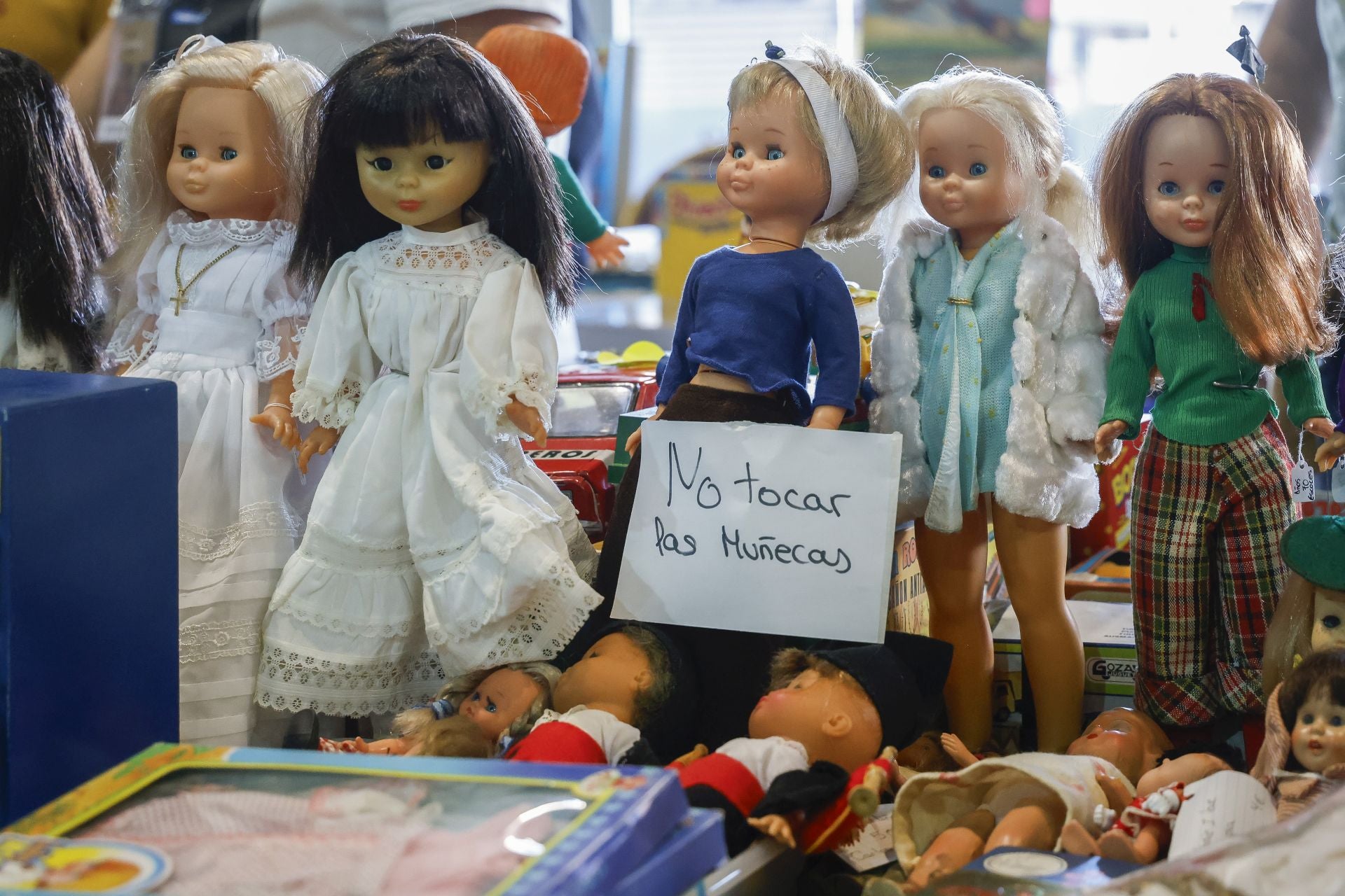 Los objetos más curiosos de la Feria del Desembalaje de Gijón