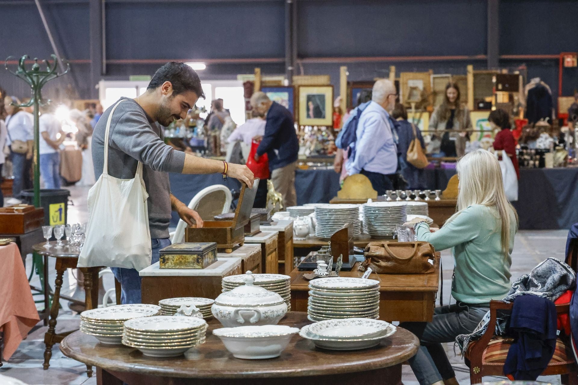 Los objetos más curiosos de la Feria del Desembalaje de Gijón