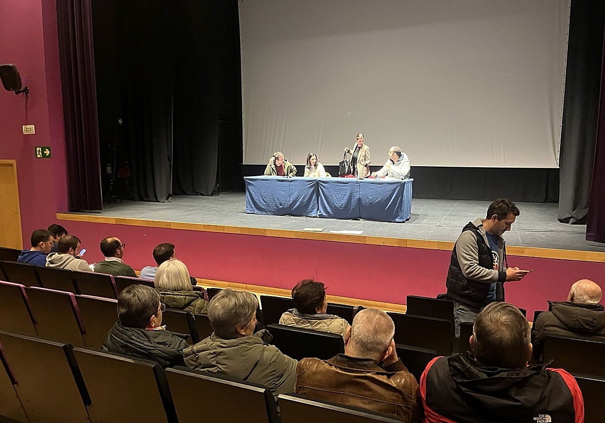 Una de las asambleas extraordinarias de la Sociedad de Festejos de La Pola, el pasado febrero.