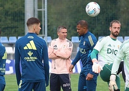 Luis Carrión, en el primer entrenamiento de su regreso al banquillo del Real Oviedo.
