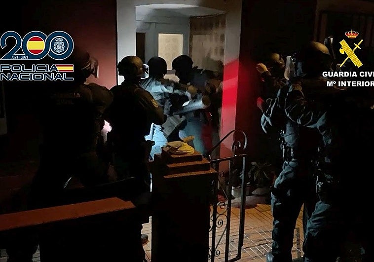 Los agentes, durante el operativo en la madrugada del jueves.