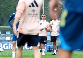 Luis Carrión con su segundo entrenador, Mikel Rico, antes de comenzar su primer entrenamiento de la segunda etapa al frente del conjunto ovetnse.