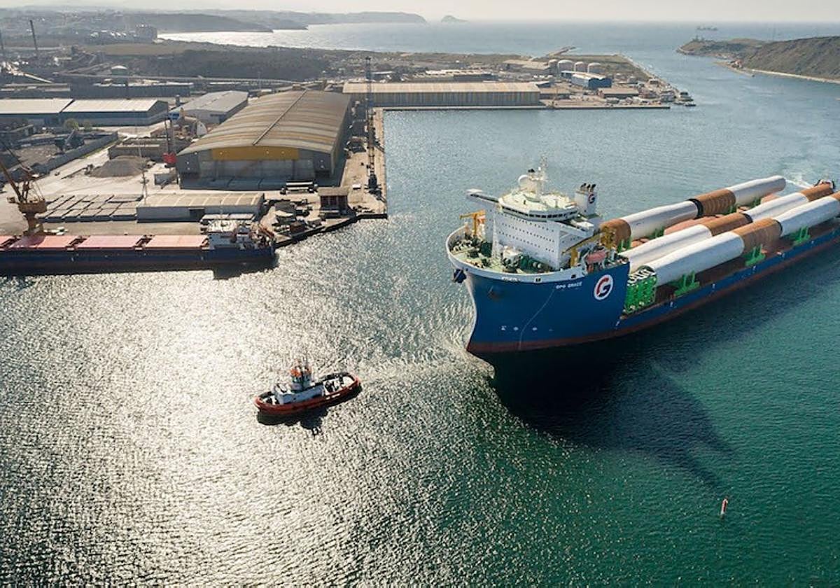 El puerto de Avilés representa el carácter industrial de la ciudad y su comarca.