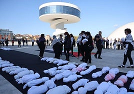 Los participantes, colocando las mortajas en la plaza del Niemeyer.