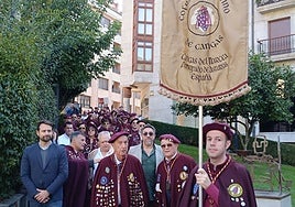 Los cofrades de honor junto a miembros de la Cofradía del Vino de Cangas.