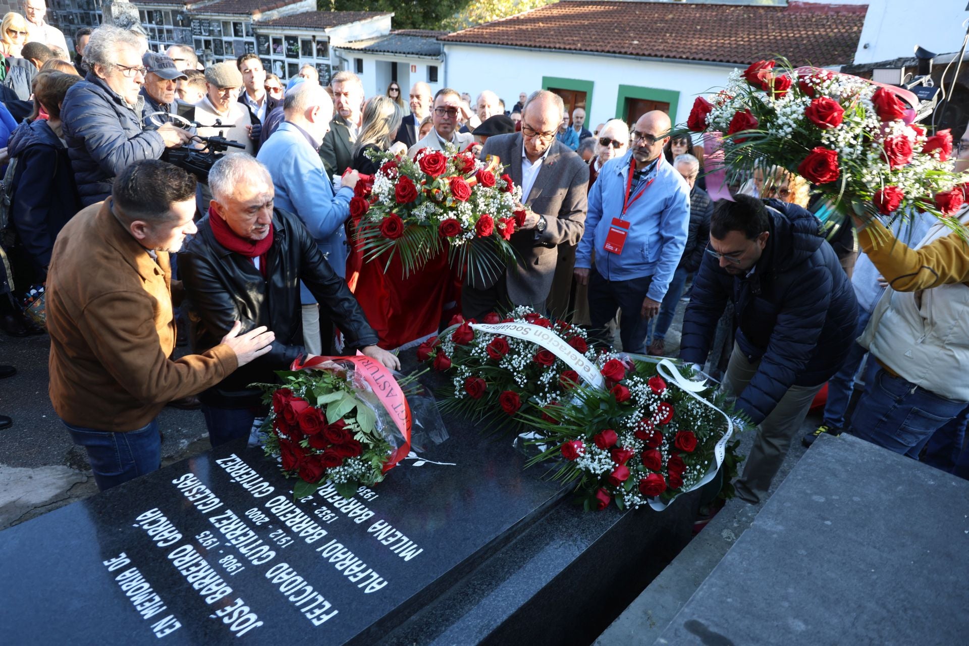 Emotivo homenaje a José Barreiro: «Cumplimos su deseo de regresar a Asturias»