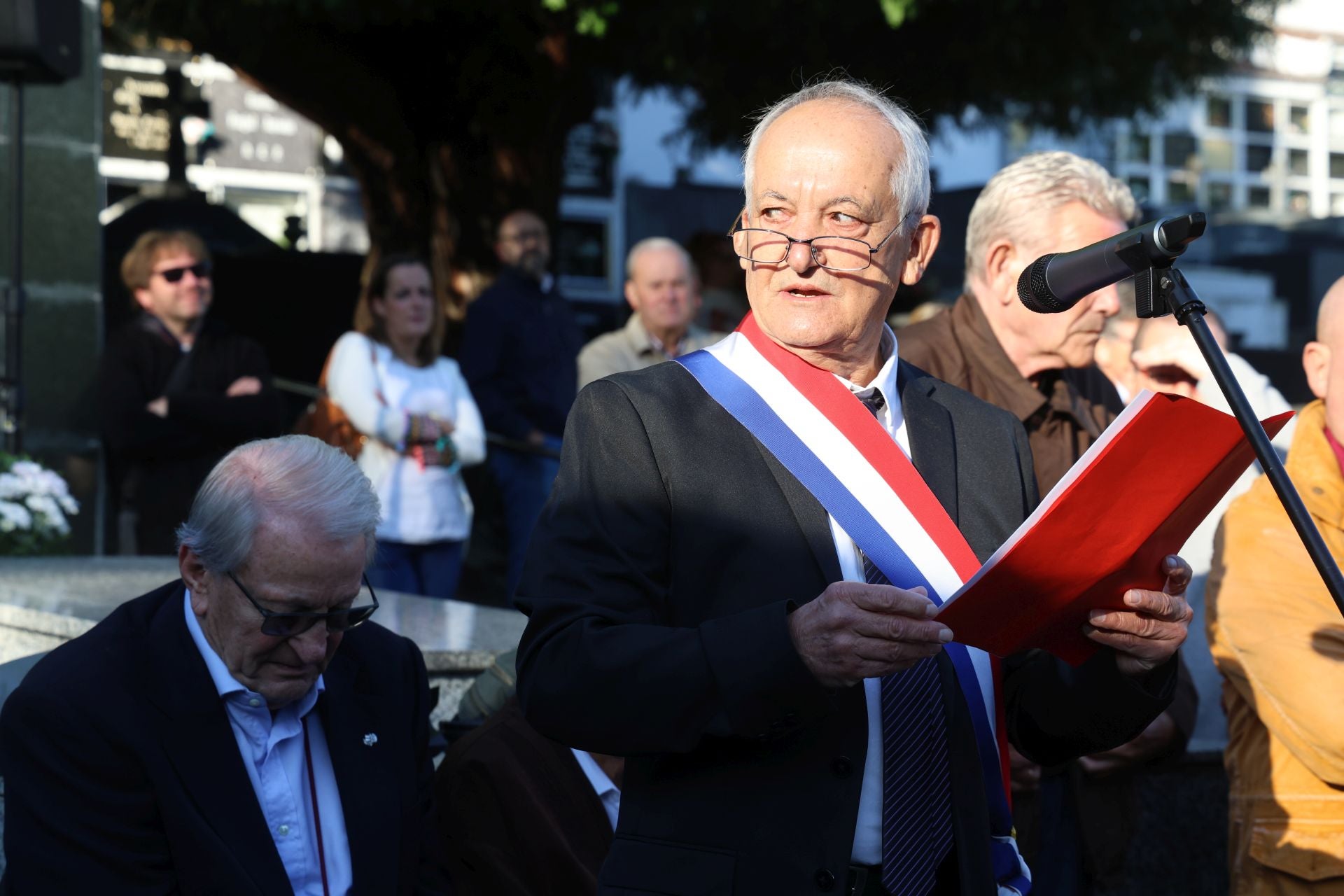 Emotivo homenaje a José Barreiro: «Cumplimos su deseo de regresar a Asturias»
