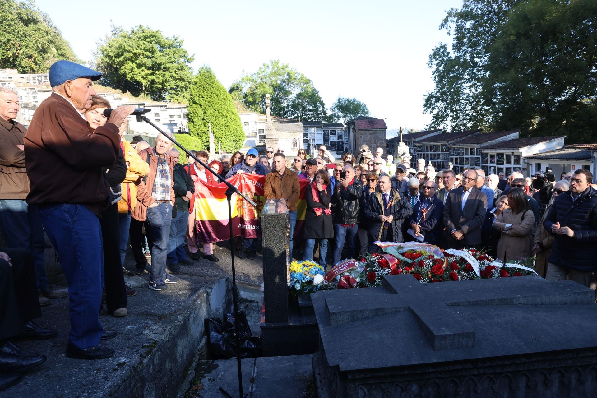 Emotivo homenaje a José Barreiro: «Cumplimos su deseo de regresar a Asturias»