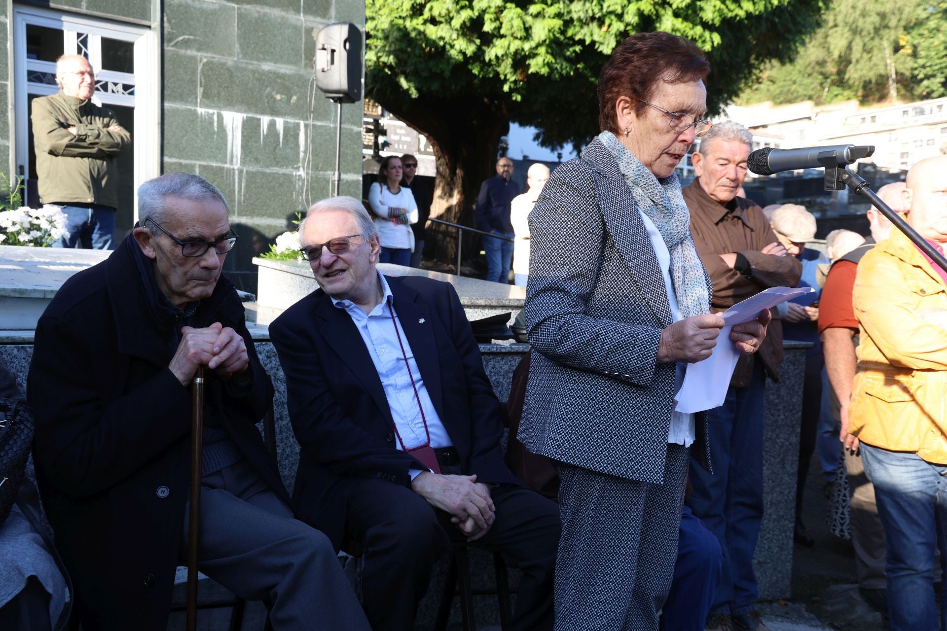 Emotivo homenaje a José Barreiro: «Cumplimos su deseo de regresar a Asturias»