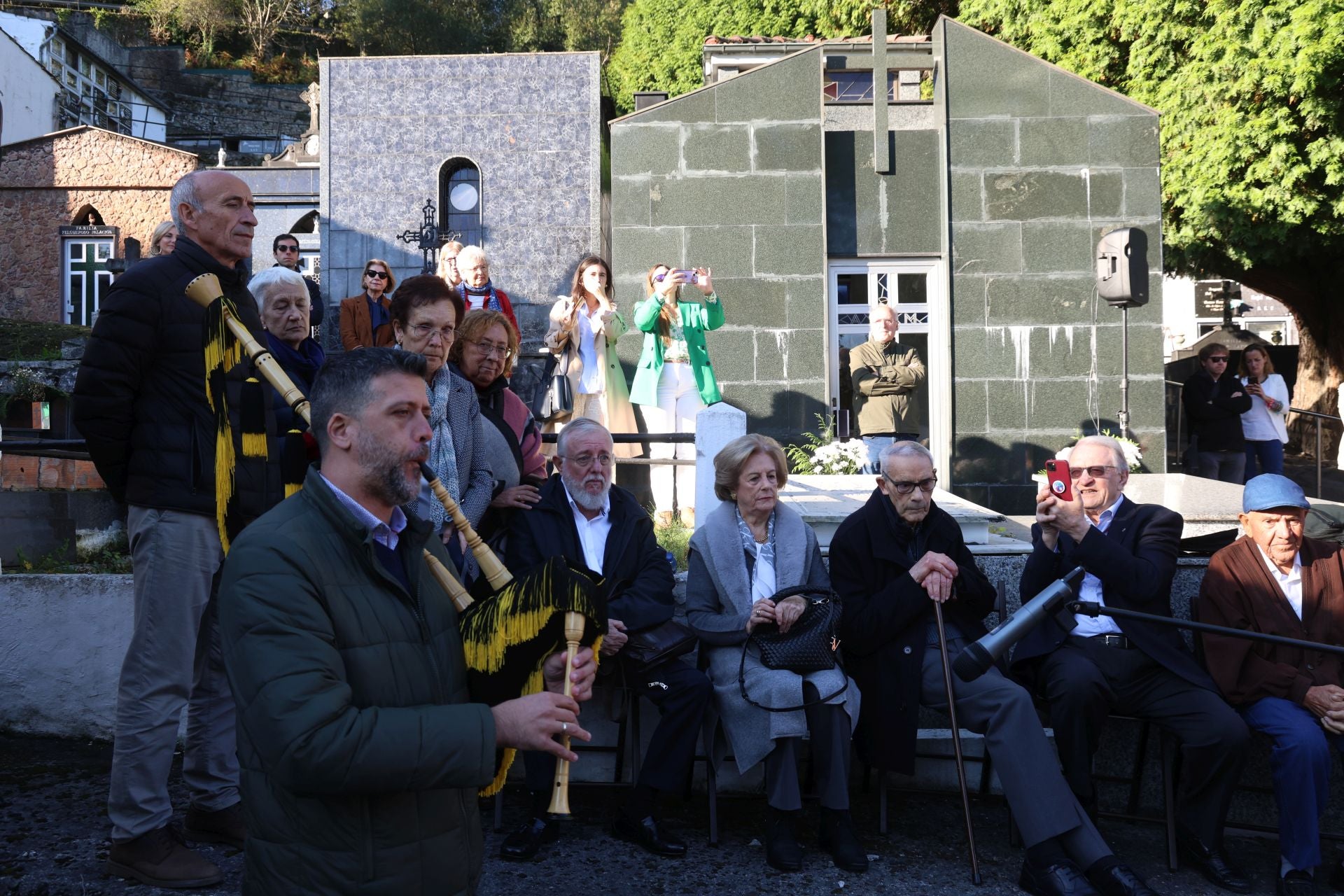Emotivo homenaje a José Barreiro: «Cumplimos su deseo de regresar a Asturias»