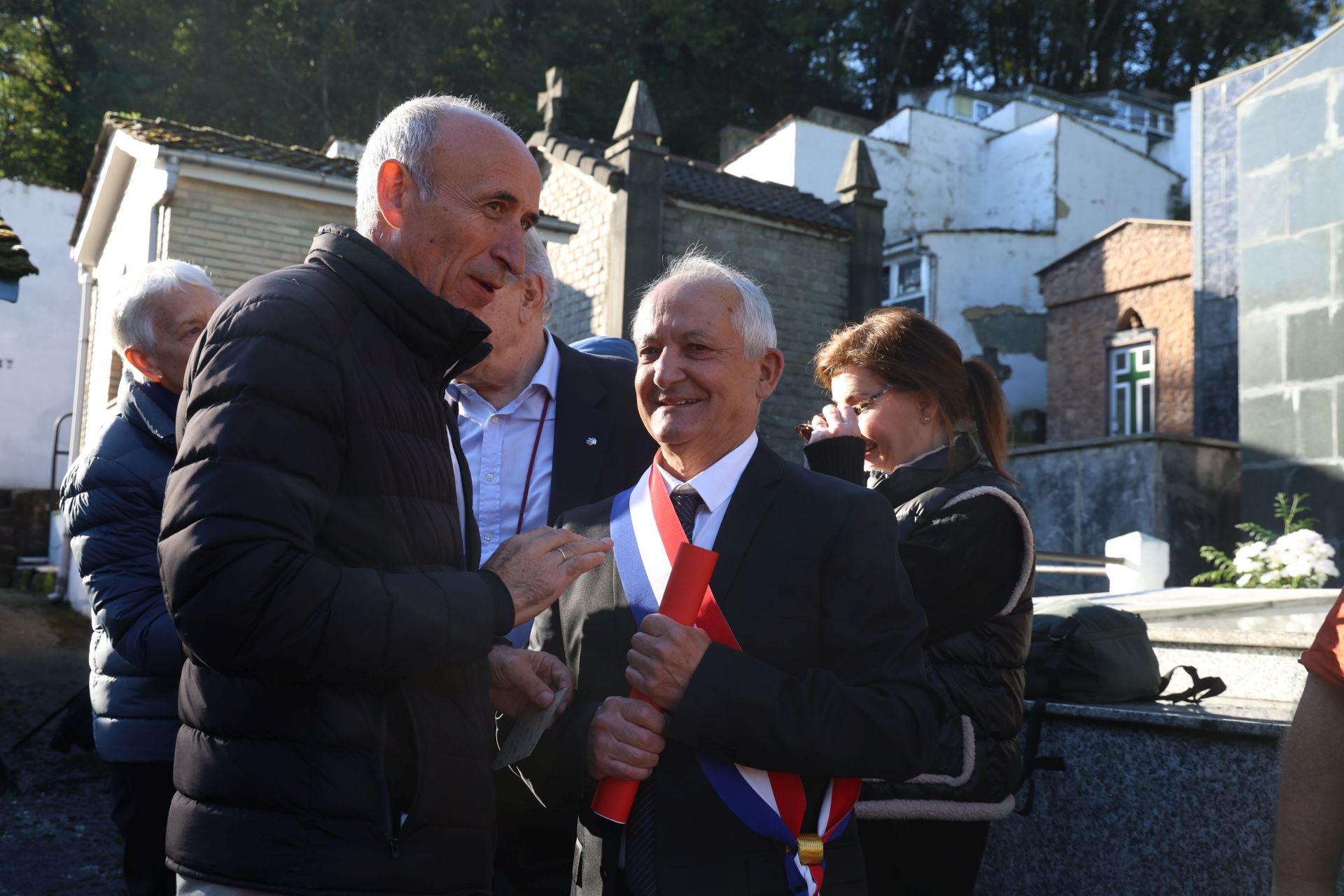 Emotivo homenaje a José Barreiro: «Cumplimos su deseo de regresar a Asturias»