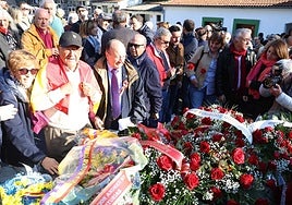 Inhumación de los restos de José Barreiro en el cementerio de Sama.