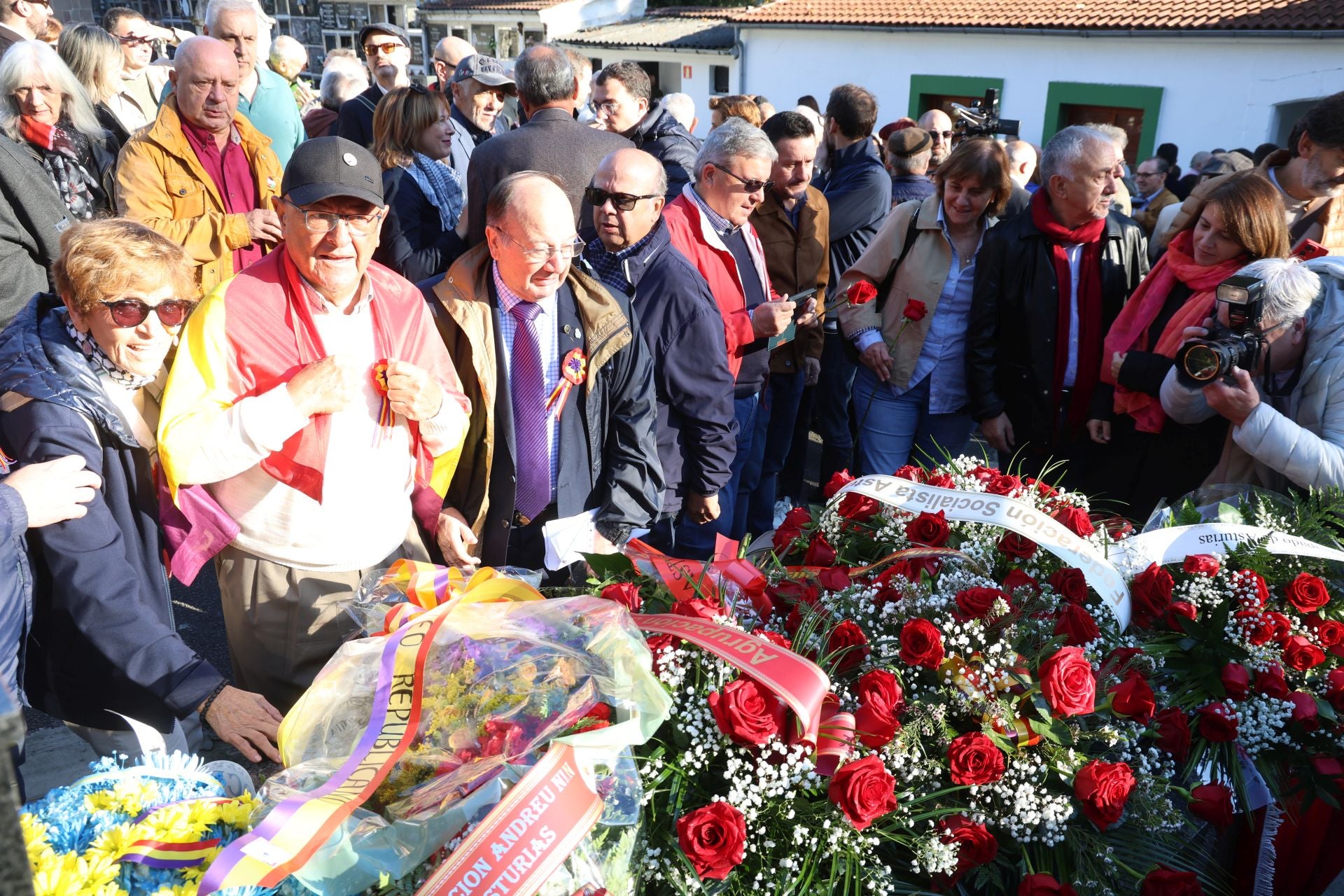 Emotivo homenaje a José Barreiro: «Cumplimos su deseo de regresar a Asturias»