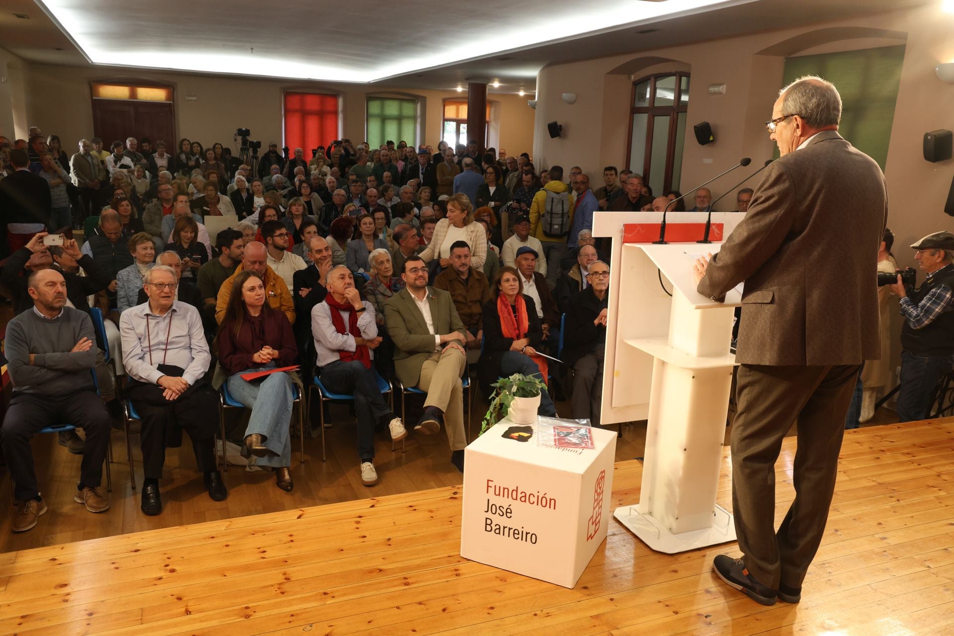 Emotivo homenaje a José Barreiro: «Cumplimos su deseo de regresar a Asturias»