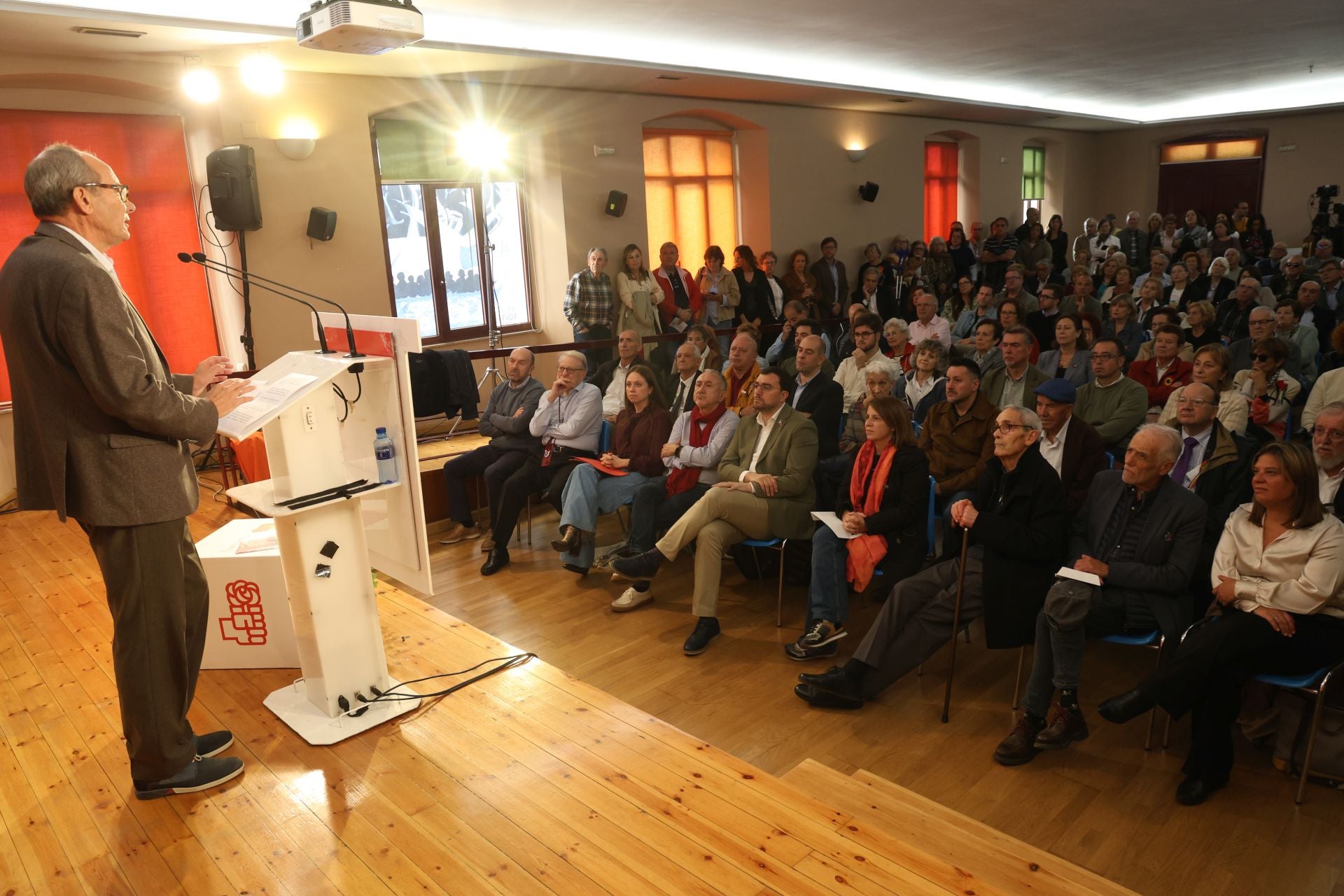Emotivo homenaje a José Barreiro: «Cumplimos su deseo de regresar a Asturias»