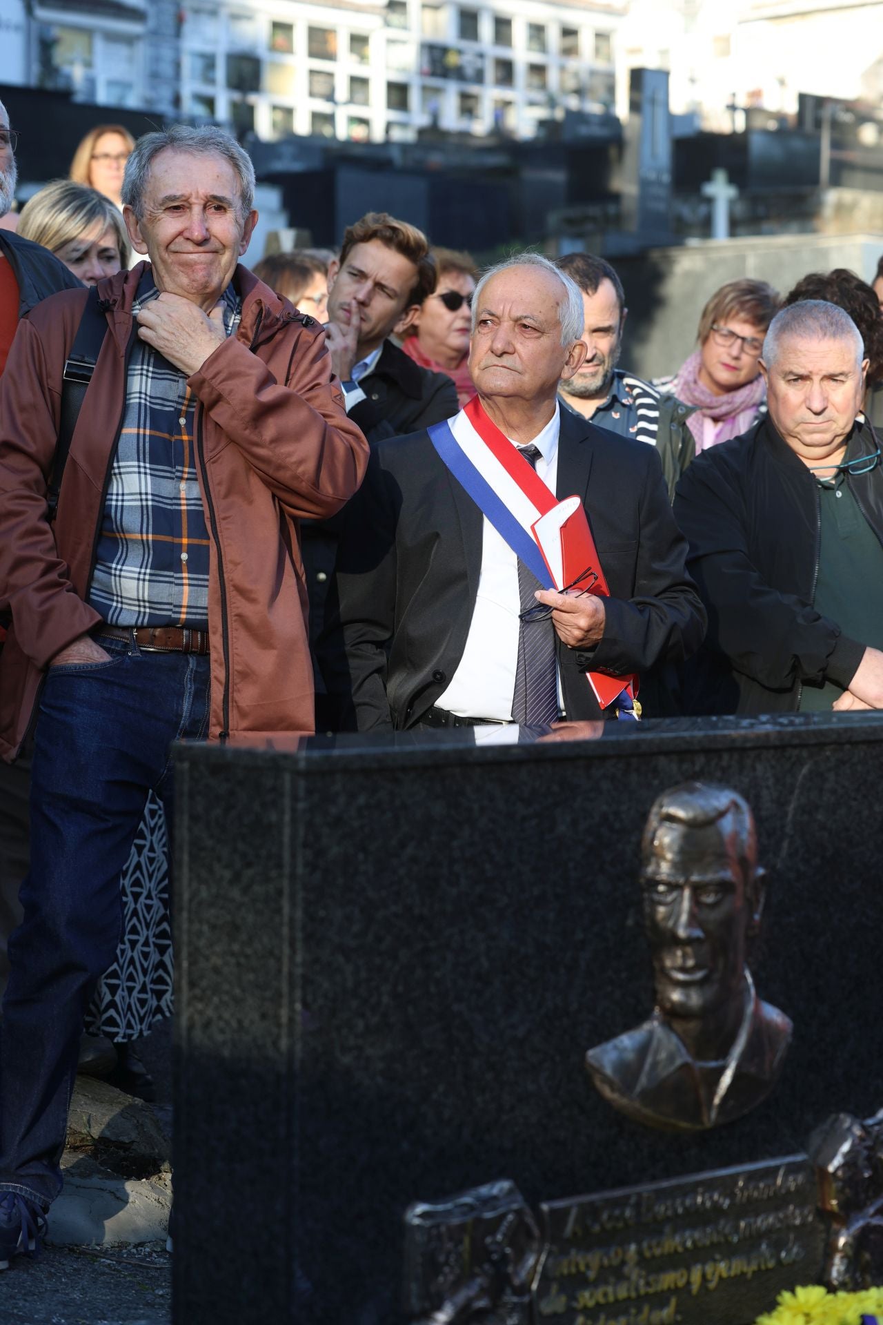 Emotivo homenaje a José Barreiro: «Cumplimos su deseo de regresar a Asturias»