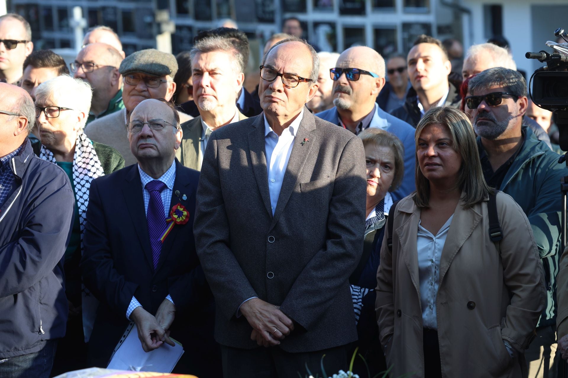 Emotivo homenaje a José Barreiro: «Cumplimos su deseo de regresar a Asturias»