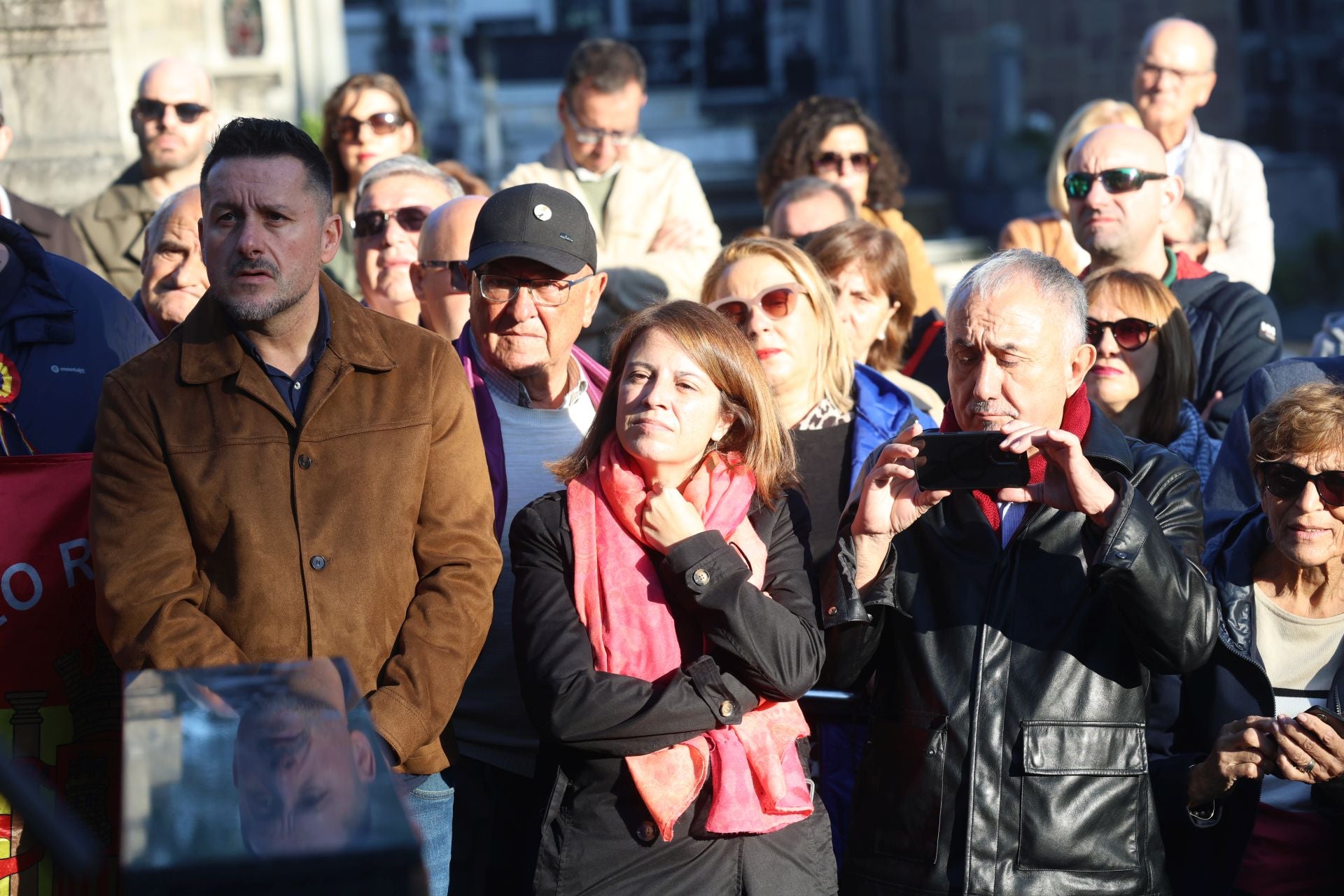 Emotivo homenaje a José Barreiro: «Cumplimos su deseo de regresar a Asturias»