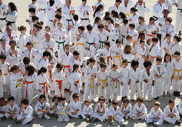 Detalle de algunos de los presentes, de todas las edades.