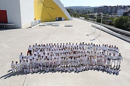 Foto de familia del Judo Avilés en el Centro Niemeyer.