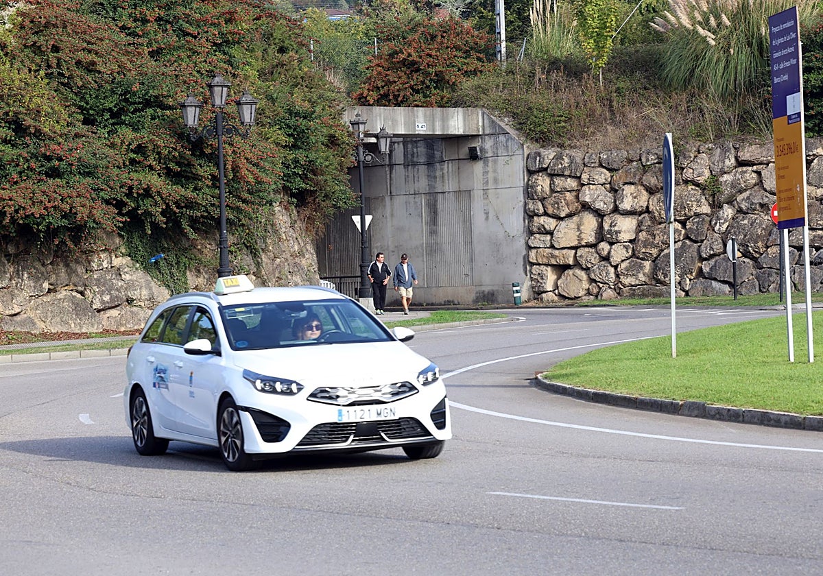 Un coche circula por la glorieta de Luis Oliver, con el acceso a Ernesto Winter al fondo.