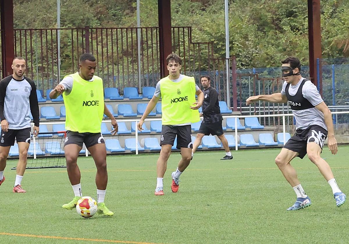 Quicala Bari, que podría volver a ser titular en el Ruta de la Plata, pasa el balón presionado por Adri Gómez, con Macías detrás.