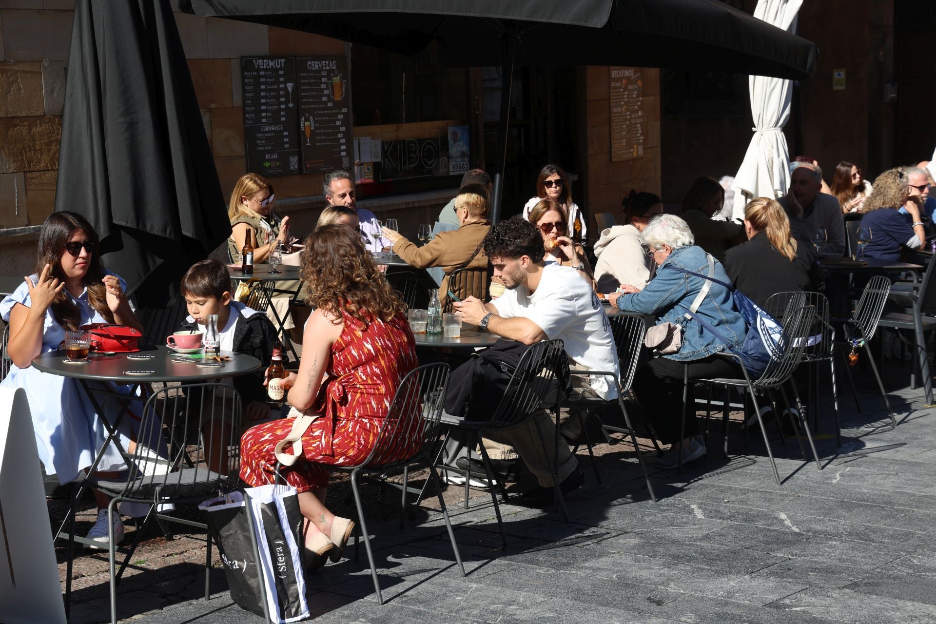 El sol y el puente llenan las calles de Asturias