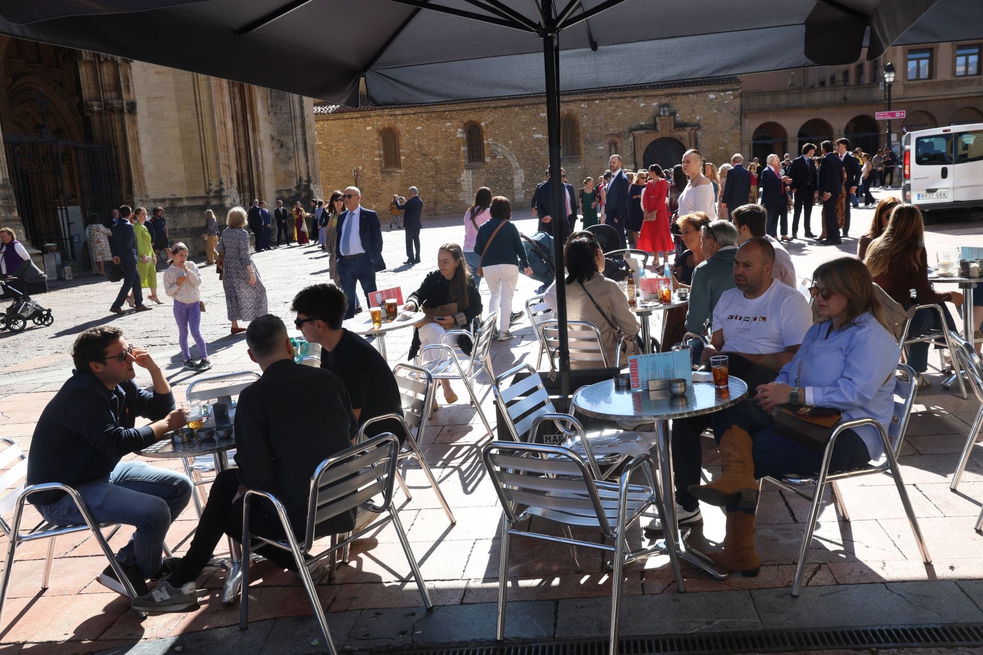 El sol y el puente llenan las calles de Asturias
