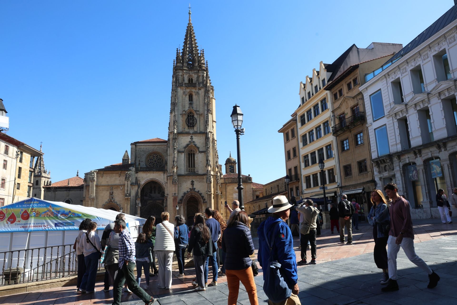 El sol y el puente llenan las calles de Asturias