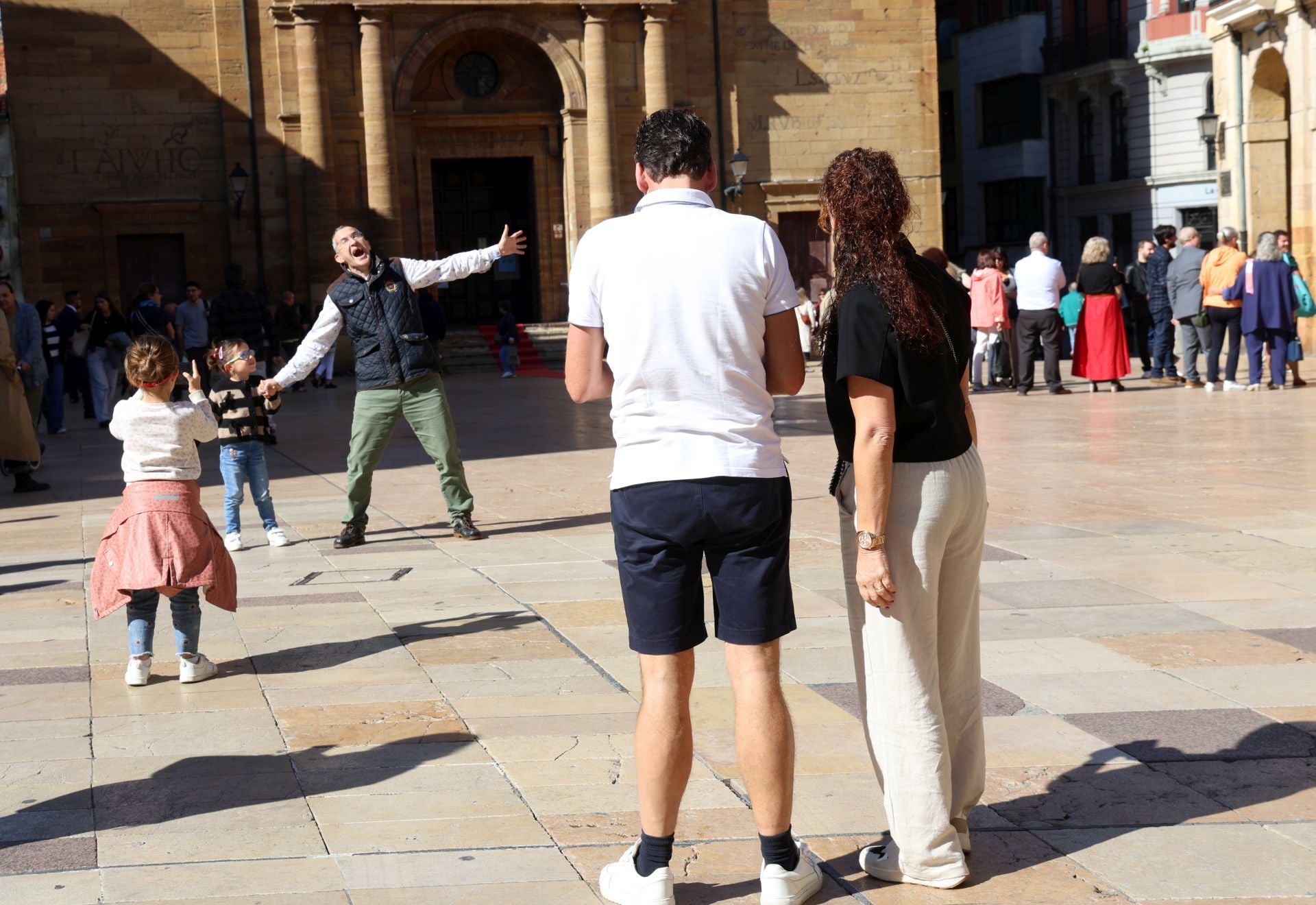 El sol y el puente llenan las calles de Asturias