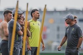 Íñigo Vicente, sin camiseta, y Arana siempre ha protagonizado grandes partidos ante los rojiblancos desde que José Alberto está en Santander.