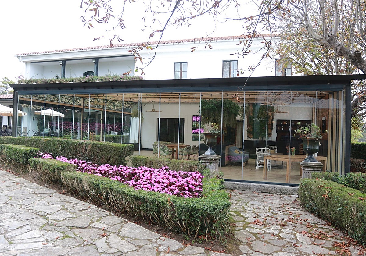 Fachada del restaurante El Roblón de Castiello, que este viernes pone fin a una próspera etapa.