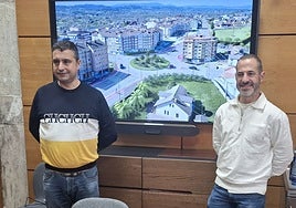 El teniente de alcalde de Siero, Javier Rodríguez, y el regidor, Ángel García, delante del proyecto para la rotonda en el cruce de El Berrón